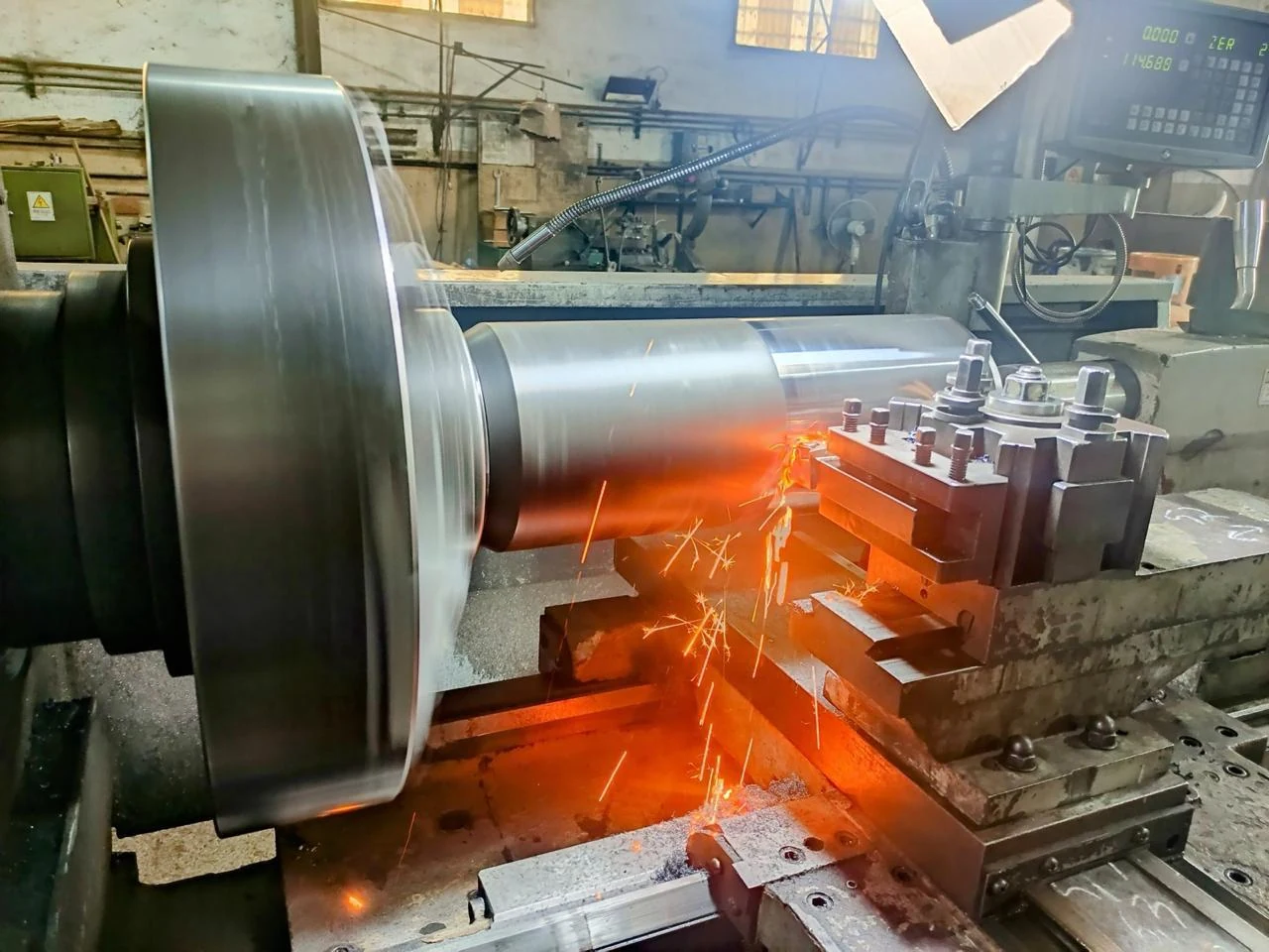 Torneado de una pieza de gran diámetro en el taller de ICEMEC